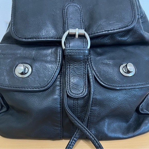 Kenneth Cole Black Leather Backpack Turnlock Buckle Details - Picture 3 of 14